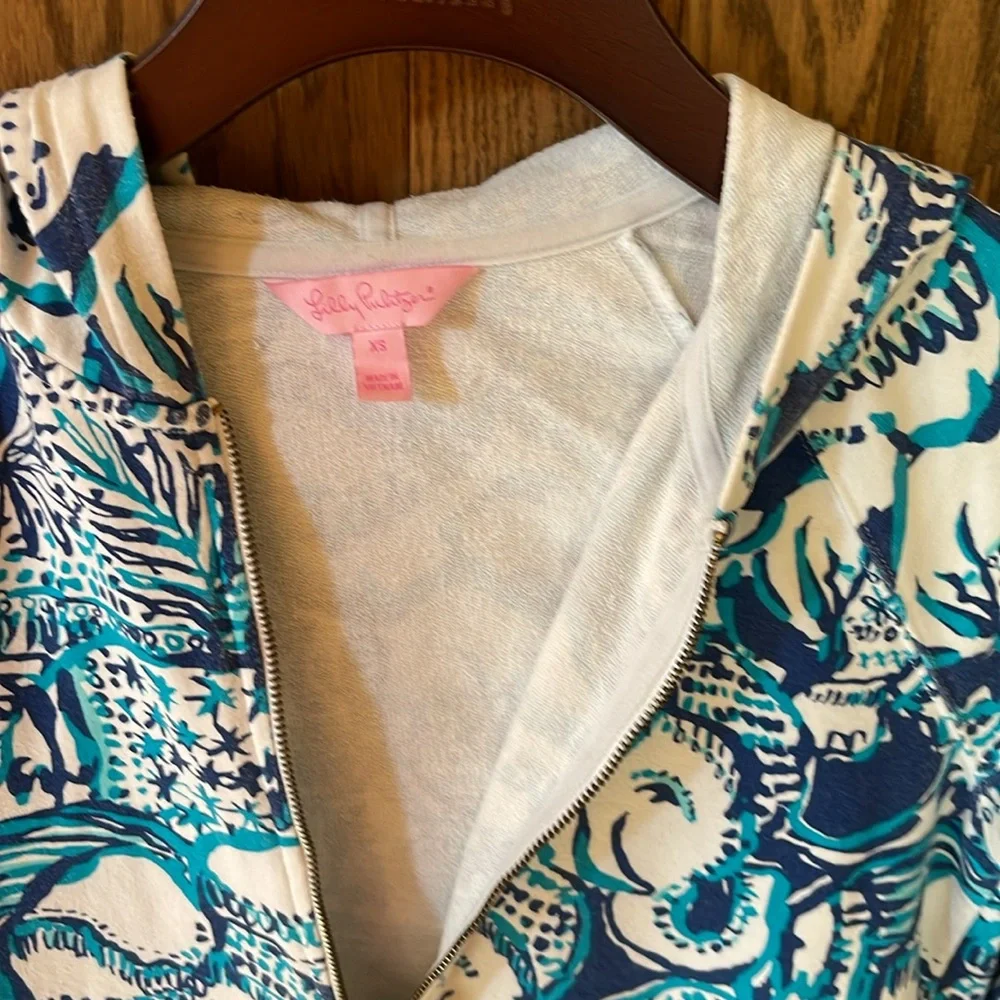 Lilly Pulitzer Luxletic Hooded Skipper Popover in Keep On Truckin Elephant XS - Picture 3 of 11